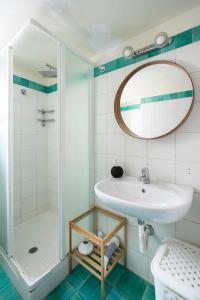 フィレンツェにある[Piazza Pitti]Luminoso Appartamento con Terrazzo e Parcheggio su richiestaの洗面台とシャワー付きのバスルーム