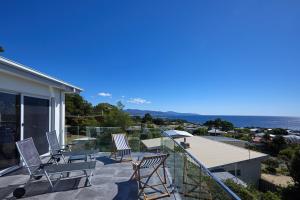 d'un balcon avec des chaises et une vue sur l'océan. dans l'établissement Sea Forever - a coastal haven!, à Bicheno