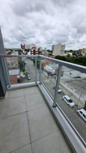 Messidor Mar del Plata Luminoso departamento 2 ambientes con cochera في مار ديل بلاتا: بلكونه مطله على مواقف السيارات