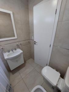 Messidor Mar del Plata Luminoso departamento 2 ambientes con cochera في مار ديل بلاتا: حمام مع مرحاض ومغسلة