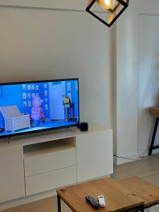 soggiorno con TV a schermo piatto e armadio bianco di Departamento Aqua a Posadas