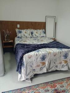 Ένα ή περισσότερα κρεβάτια σε δωμάτιο στο Linda Casa no Sossego da Praia