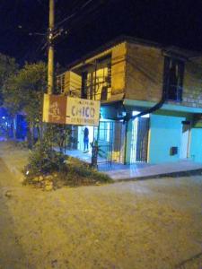 un edificio con un letrero para un café por la noche en Acogedor apartamento en el salado, en Ibagué