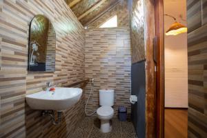 een badkamer met een wastafel en een toilet bij Fullmoon Bungalows in Toyapakeh