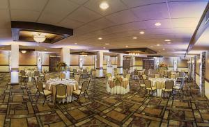 - une salle de banquet avec des tables et des chaises blanches dans l'établissement Heritage Hotel Lancaster, à Lancaster