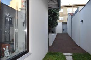 JM Alojamento local no Porto في بورتو: مدخل منزل مع نافذة
