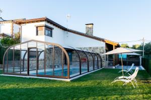 ein Glashaus mit einem Pool im Hof in der Unterkunft Casa Rural Madre Maravillas in Navalcán