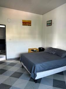 - une chambre avec un lit et du carrelage dans l'établissement Amberes, à Puerto Colombia