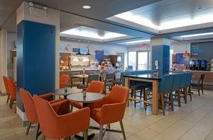 Restaurace v ubytování Holiday Inn Express Kamloops by IHG + 37 fotografií