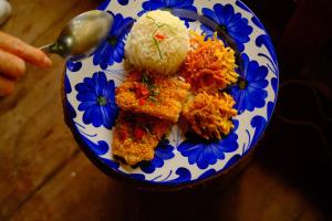 um prato azul e branco de alimentos com arroz em CHUNAKI ECOLODGES - All Inclusive - Authentic Activities and Food 