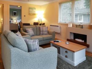 uma sala de estar com dois sofás e uma lareira em Leven Lodge 2 - Uk46044 em Balloch