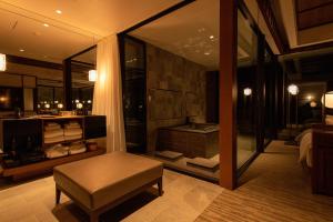 五岛GOTO RETREAT by Onko Chishin的客房设有带浴缸和椅子的浴室。