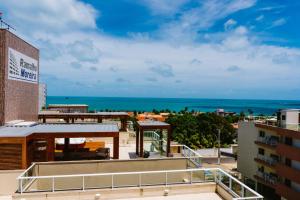 uma vista para o oceano a partir de um edifício em APART Alto padrao praia PIRANGI em Parnamirim