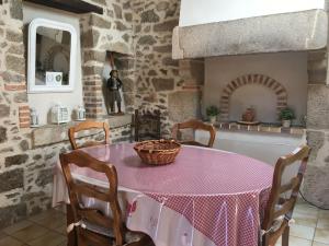 une salle à manger avec une table et un panier dans l'établissement Gîte Saint-Michel-Mont-Mercure, 3 pièces, 4 personnes - FR-1-426-249, à Sevremont