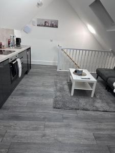una sala de estar con un sofá y una mesa en Flat in Leicester!, en Leicester