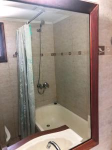 馬德普拉塔的住宿－La posada de las brujas，浴室镜子配有浴缸和淋浴