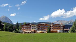 Vista generica sulle montagne o vista sulle montagne dall'interno dell'hotel