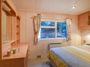 a bedroom with a bed and a window at Cabin 29 - Uk45926 in Newtown