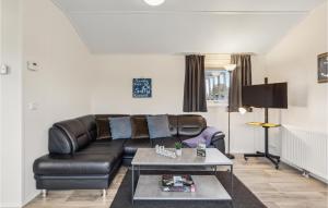 een woonkamer met een leren bank en een tafel bij Charlet D31 in Süsel