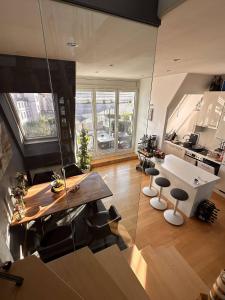 een woonkamer met een tafel en stoelen bij City-Penthouse mit 4 Terassen und Whirlpool in Wenen