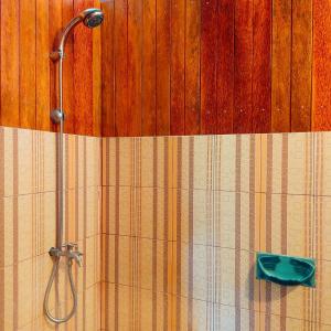 eine Dusche mit einem an der Wand befestigten Schlauch in der Unterkunft Sunari Beach Resort 2 in Selayar