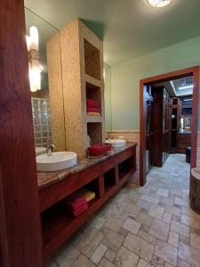 B&B Rosa Dei Venti في Tronadora: حمام به مغسلتين ومرآة كبيرة +33 صورة