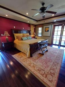 B&B Rosa Dei Venti في Tronadora: غرفة نوم بها سرير كبير وطاولة