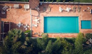 una vista aérea de un edificio de ladrillo con piscina en Hotel El Rebozo en Valle de Bravo