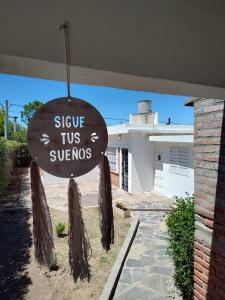 a sign in front of a house that says sue tuctions at La Mora Departamento in Mina Clavero