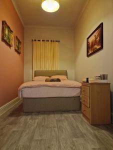 Giường trong phòng chung tại ArklesFCLiverpool