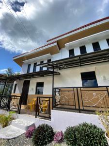 Villa Kendra في موالبوال: تقديم منزل مع شرفة
