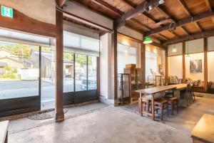 白山市囲炉裏町家Guesthouse FUJITA 一棟貸切 villa 無料駐車場的有一张桌子和几把椅子的餐厅