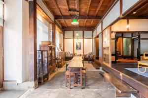 白山市囲炉裏町家Guesthouse FUJITA 一棟貸切 villa 無料駐車場的一间有桌子和椅子的大房间