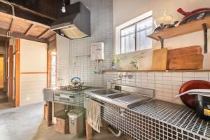 白山市囲炉裏町家Guesthouse FUJITA 一棟貸切 villa 無料駐車場的带水槽和台面的厨房 更多37张照片