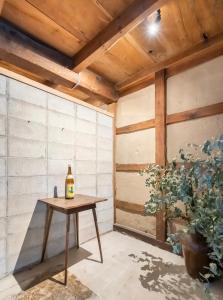 Habitación con mesa y botella de vino en 囲炉裏町家Guesthouse FUJITA 一棟貸切 villa 無料駐車場 en Hakusan