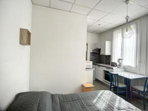 Kuchyňa alebo kuchynka v ubytovaní Studio idéal, proche Thermes, Lamalou les Bains, calme, animaux acceptés, wifi - FR-1-451-179 + 11 fotografií