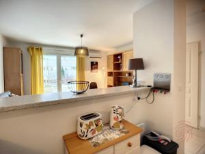 Kuchyňa alebo kuchynka v ubytovaní Appartement F2 climatisé avec terrasse, parking privé, à 700m des Thermes de Lamalou-les-Bains - FR-1-451-168