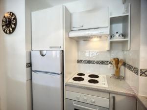 Kuchyňa alebo kuchynka v ubytovaní Appartement F2 climatisé avec terrasse, parking privé, à 700m des Thermes de Lamalou-les-Bains - FR-1-451-168