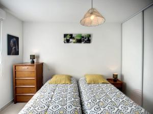 Posteľ alebo postele v izbe v ubytovaní Appartement F2 climatisé avec terrasse, parking privé, à 700m des Thermes de Lamalou-les-Bains - FR-1-451-168
