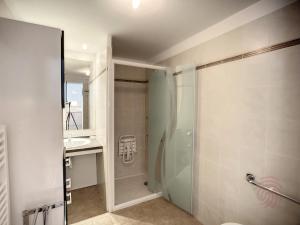 Kúpeľňa v ubytovaní Appartement F2 climatisé avec terrasse, parking privé, à 700m des Thermes de Lamalou-les-Bains - FR-1-451-168