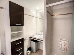 Kuchyňa alebo kuchynka v ubytovaní Appartement F2 climatisé avec terrasse, parking privé, à 700m des Thermes de Lamalou-les-Bains - FR-1-451-168