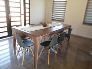 un tavolo in legno con sedie e una scatola in cima di Vista Club View a Florián