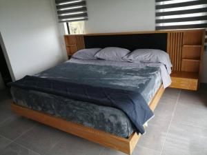 una camera con letto e testiera in legno di Vista Club View a Florián