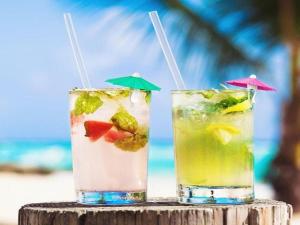 dois cocktails sentados numa mesa na praia em Hotel Monteiro Canasvieiras em Florianópolis