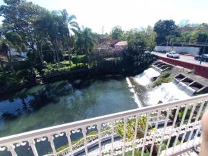 uma varanda com vista para o rio em Casa Juan Gabriel em El Castillo