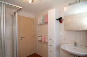 Koupelna v ubytování Gästehaus Wanker + 32 fotografií