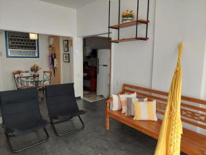 sala de estar con banco y 2 sillas en URCA 303 Rio BR, en Río de Janeiro