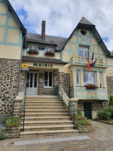 un edificio con escaleras que conducen a la entrada en Chez Catherine et Pierre en Juvigny-le-Tertre