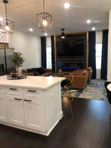 A cozinha ou cozinha compacta de Downtown Houston House