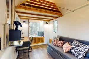 a living room with a couch and a tv at Thainy House in Gardiner